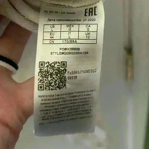 GUESS cropped cream 1/4 zip sweatshirt. Raised stitching in gold. Size Large. - Picture 7 of 7